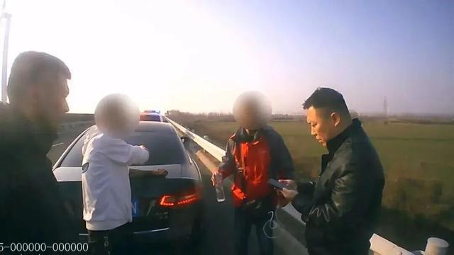 手机店来了“大客户”，店员却报警了，这是咋回事？