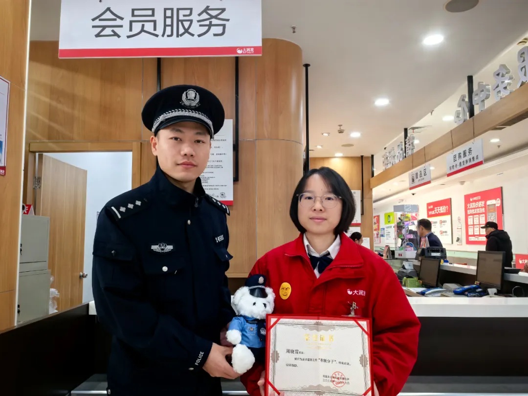 男子狂买40张购物卡，不停催促“快点结账”！超市员工立刻报警……