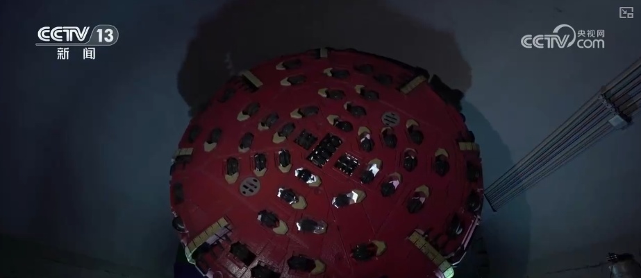 建设者啃下“硬骨头”书写新的世界第一 打通天山为南疆北疆经济发展插上腾飞“翅膀”