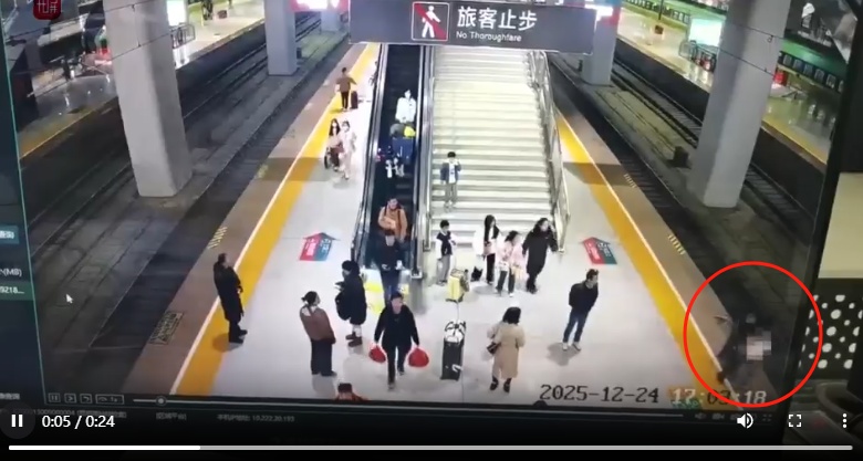 昆明南站惊险一幕！女孩和家人吵架后欲跳轨，被工作人员拽回