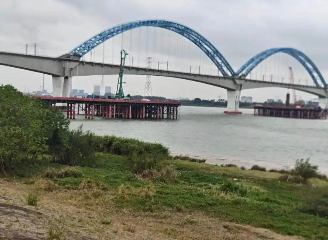 不幸！一家五口驾车旅游，误入无任何阻拦的施工通道，全部坠江遇难