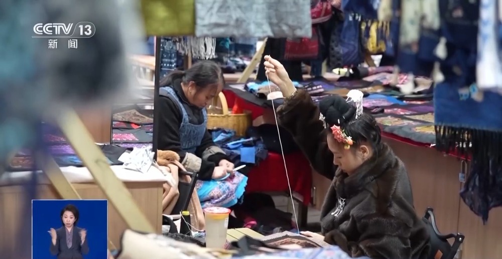 逛非遗大集、采新鲜水果 元旦消费市场“热”力十足