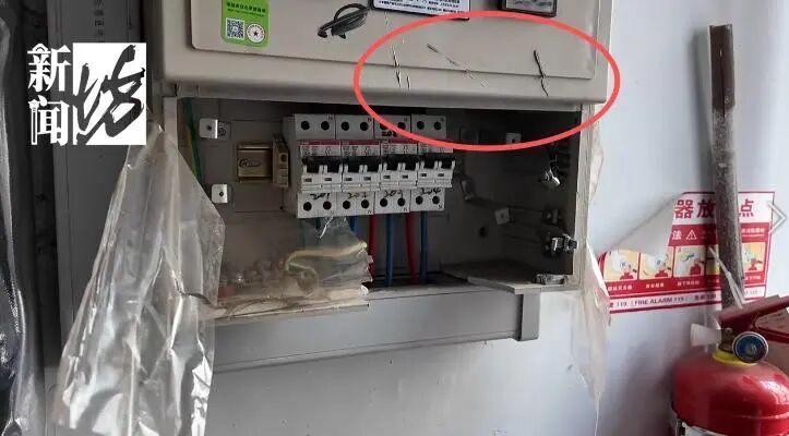 日日惊魂!上海夫妻持斧逐户砍砸邻居家门持续近10年! 日日惊魂!上海夫妻持斧逐户砍砸邻居家门持续近10年!