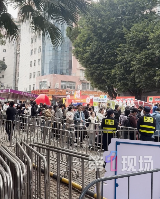 “鸡排哥”现身深圳！现场人气爆棚，再现名场面→