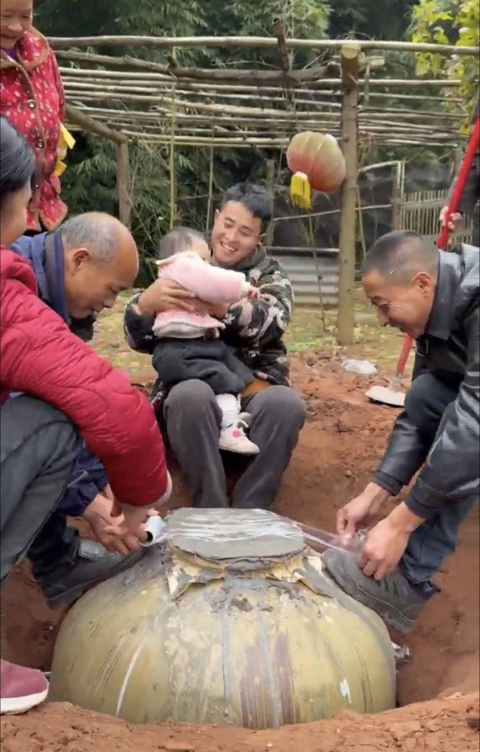 四川自贡爸爸用奶奶陪嫁坛封藏500斤“女儿红”，等女儿18岁开坛