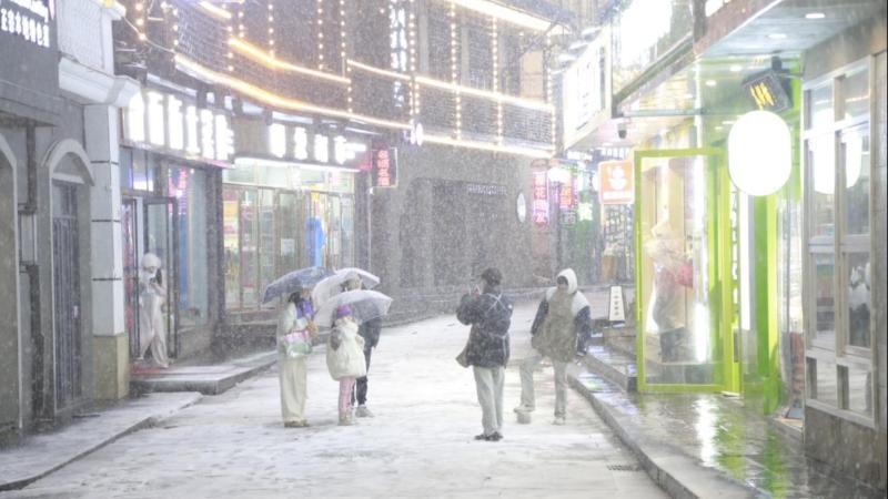 江西庐山：迎来今冬首场降雪