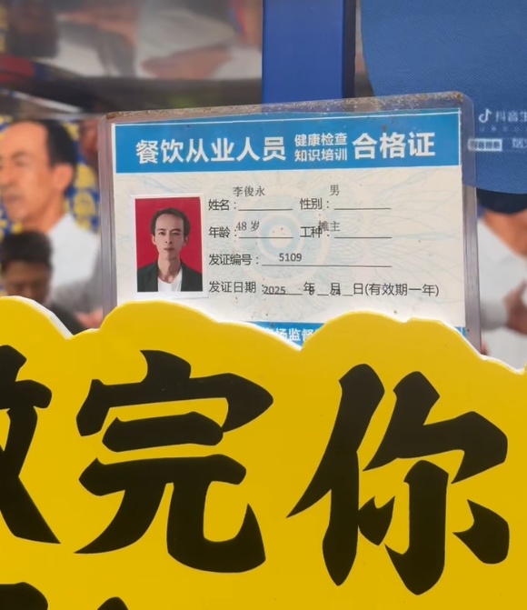 “鸡排哥”现身深圳！现场人气爆棚，再现名场面→