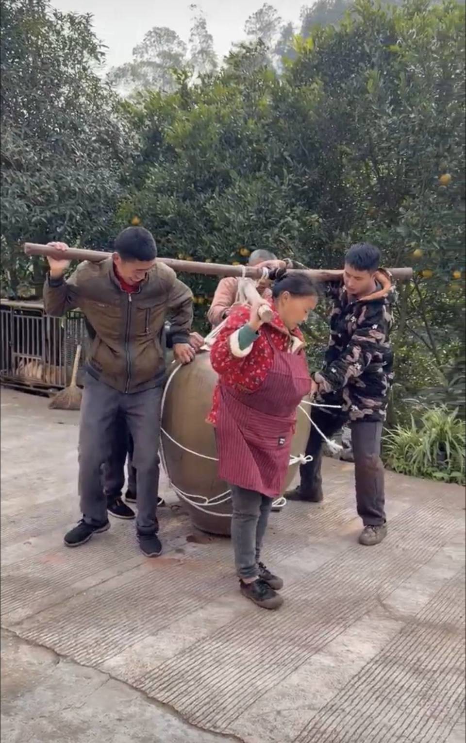 四川自贡爸爸用奶奶陪嫁坛封藏500斤“女儿红”，等女儿18岁开坛