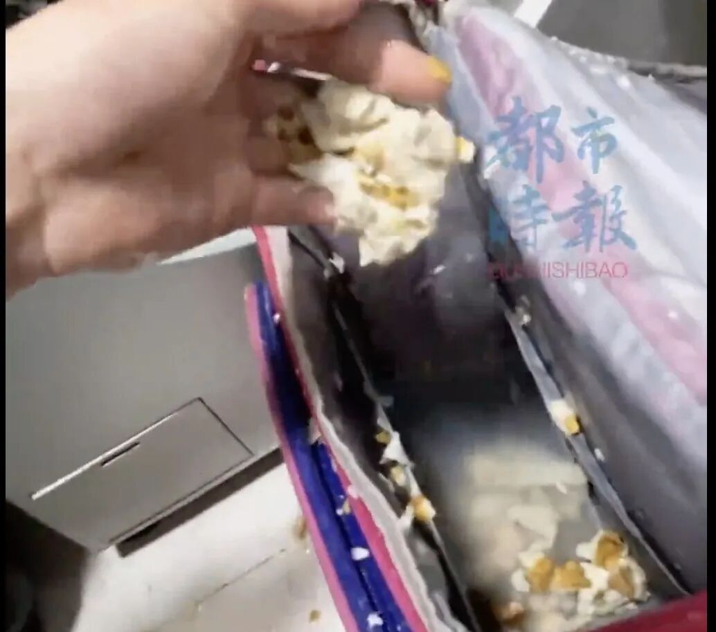 作业本真被洗衣机洗了，孩子崩溃大哭！爸爸掏纸浆证明：洗书包忘记有夹层……