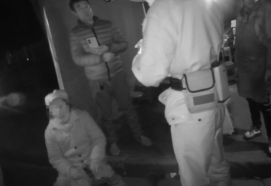 事发杭州！一位头发花白的老人在夜宵摊边徘徊，夜宵摊主一句问候，开启一场暖心救助