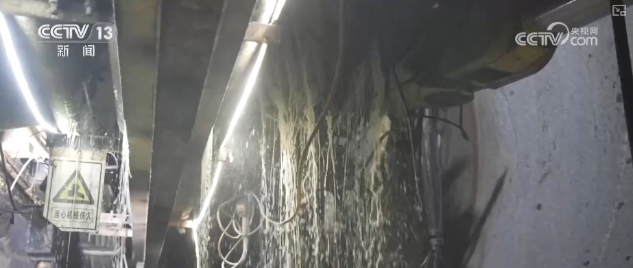 建设者啃下“硬骨头”书写新的世界第一 打通天山为南疆北疆经济发展插上腾飞“翅膀”