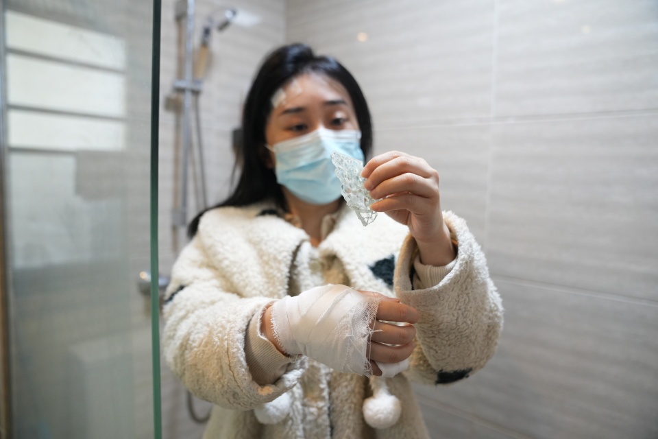 长沙一女子洗澡时浴室玻璃突然自爆致受伤,开发商:已超质保期,会妥善回应业主诉求 长沙一女子洗澡时浴室玻璃突然自爆致受伤,开发商:已超质保期,会妥善回应业主诉求