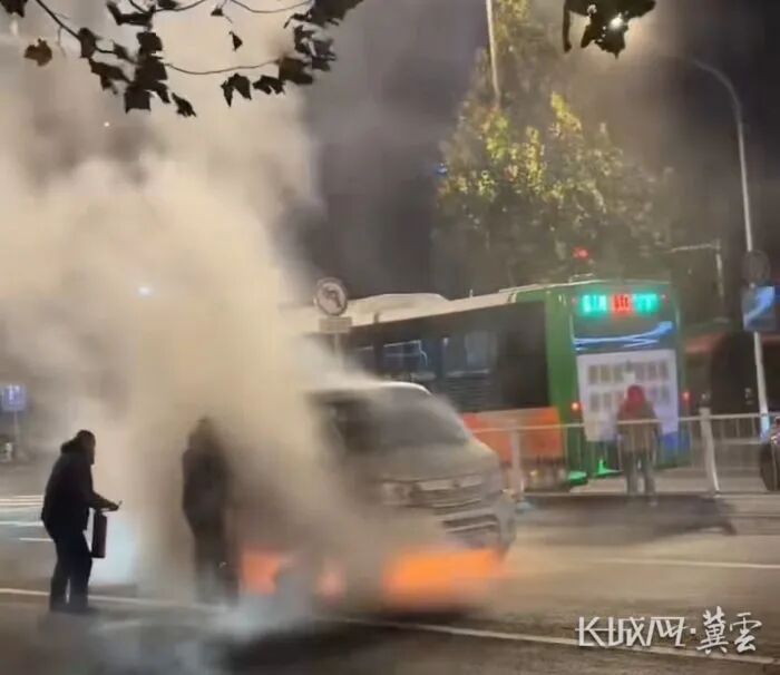 30秒冲刺，5分钟扑灭！公交车长变身“消防员”……