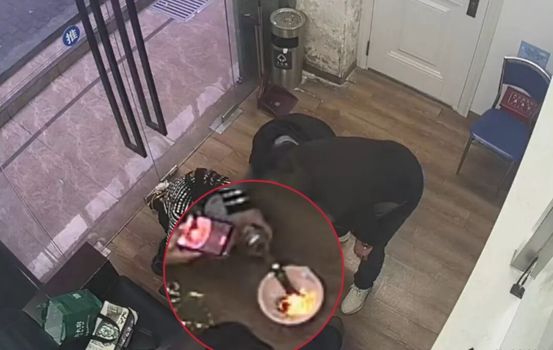 全是假的！男子代朋友赎回400多克黄金，一烧瞬间变黑…