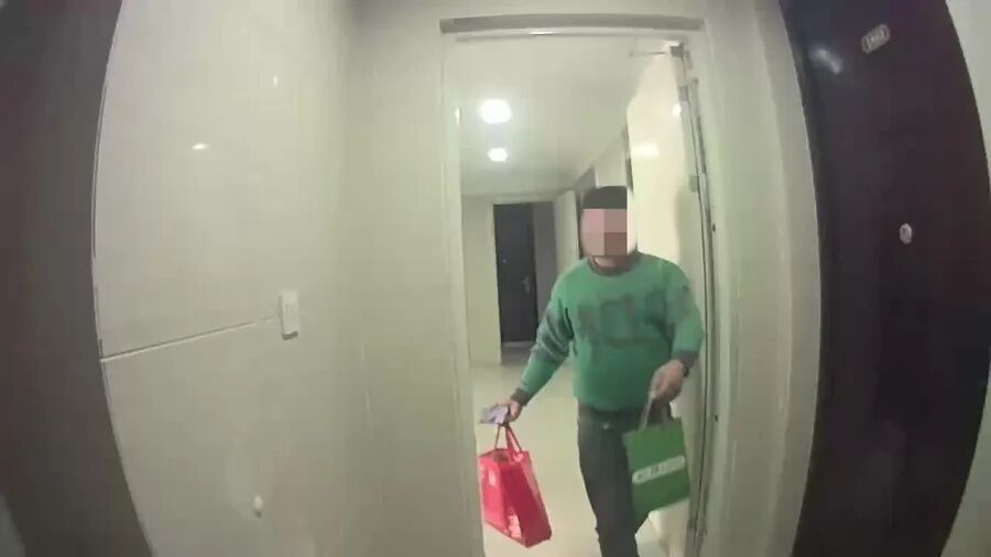 警惕！复合型骗局在上海出现：多名来沪人员进入居民小区，“礼品袋”挂上家门把手……