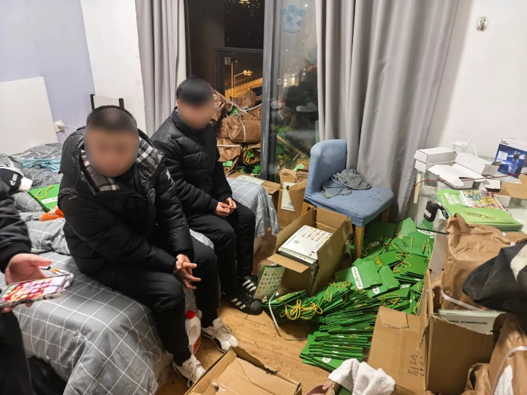 上海警方：多名来沪人员窜至居民小区，已被抓获！家门口出现这种袋子，千万小心→