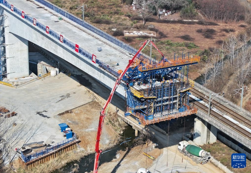 沪宁合高铁跨京沪高铁特大桥T构转体梁主体浇筑完成