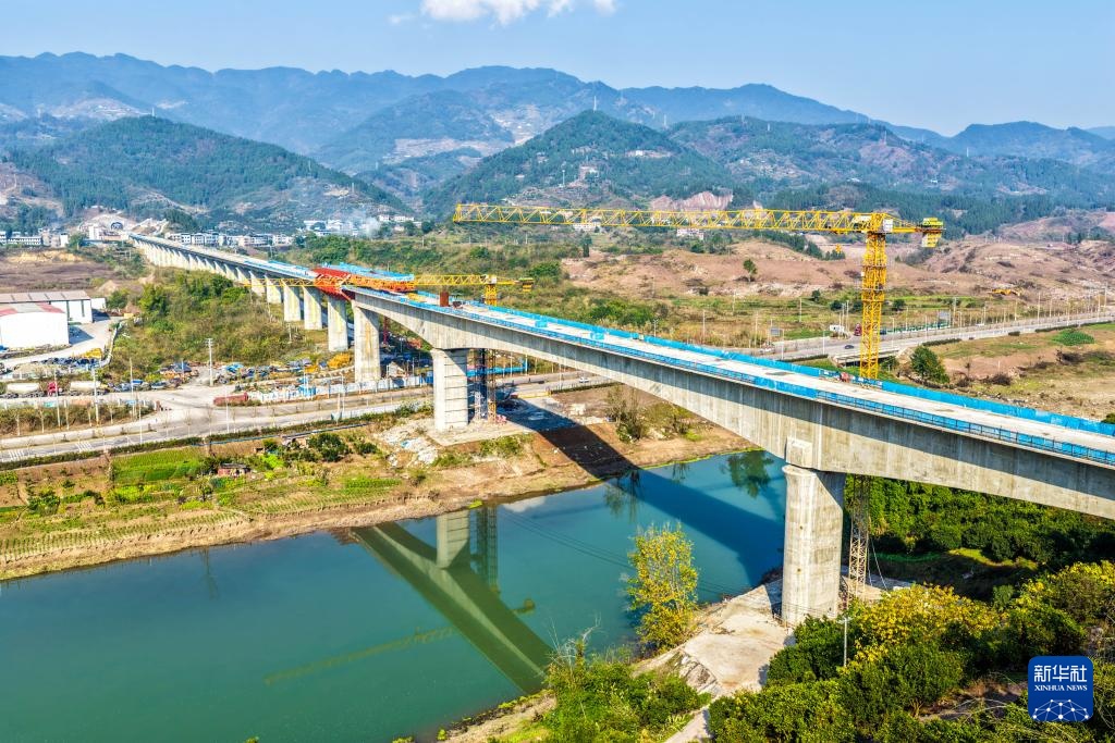 西渝高铁赵家普里河特大桥合龙