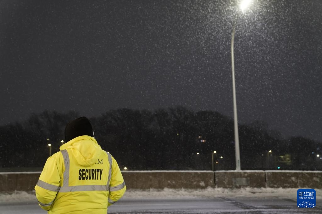 美国东北部大雪 数千航班取消或延误