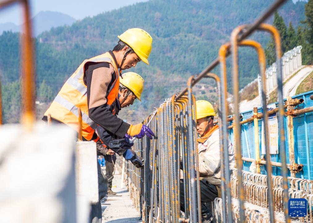 西渝高铁赵家普里河特大桥合龙