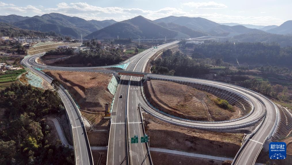云南多条高速公路正式通车运行