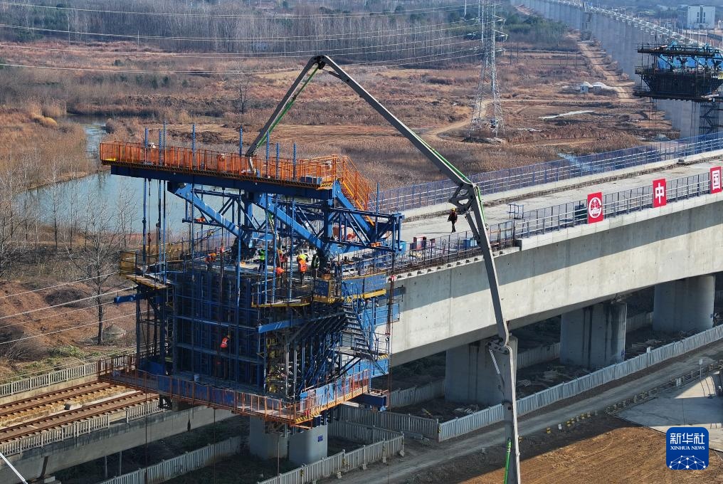 沪宁合高铁跨京沪高铁特大桥T构转体梁主体浇筑完成