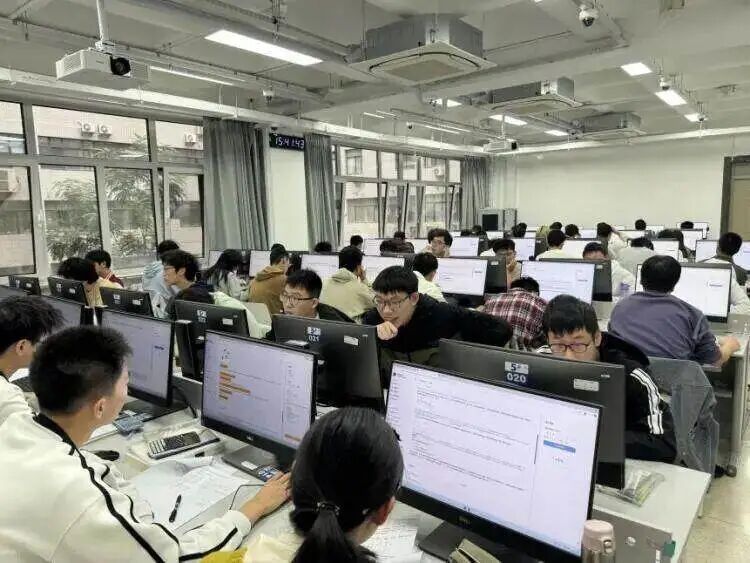 174名北大学生对决AI，谁考得更好？