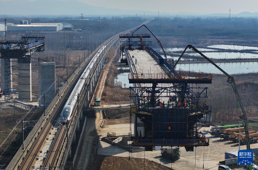 沪宁合高铁跨京沪高铁特大桥T构转体梁主体浇筑完成