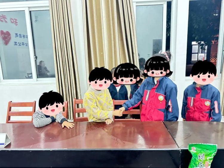 七名小学生吵架来到派出所“评理”，结局没想到……