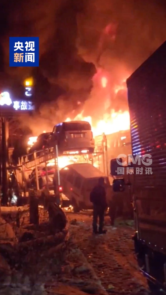 日本超50辆车相撞起火，已致1死26伤