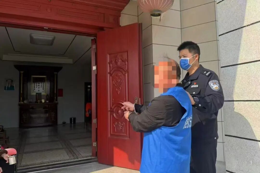 入室行窃不成，竟张口咬人！