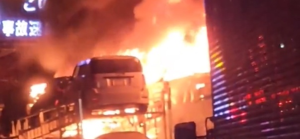 日本发生超50辆车相撞事故，已造成1死26伤，多辆车被点燃，现场一片火海