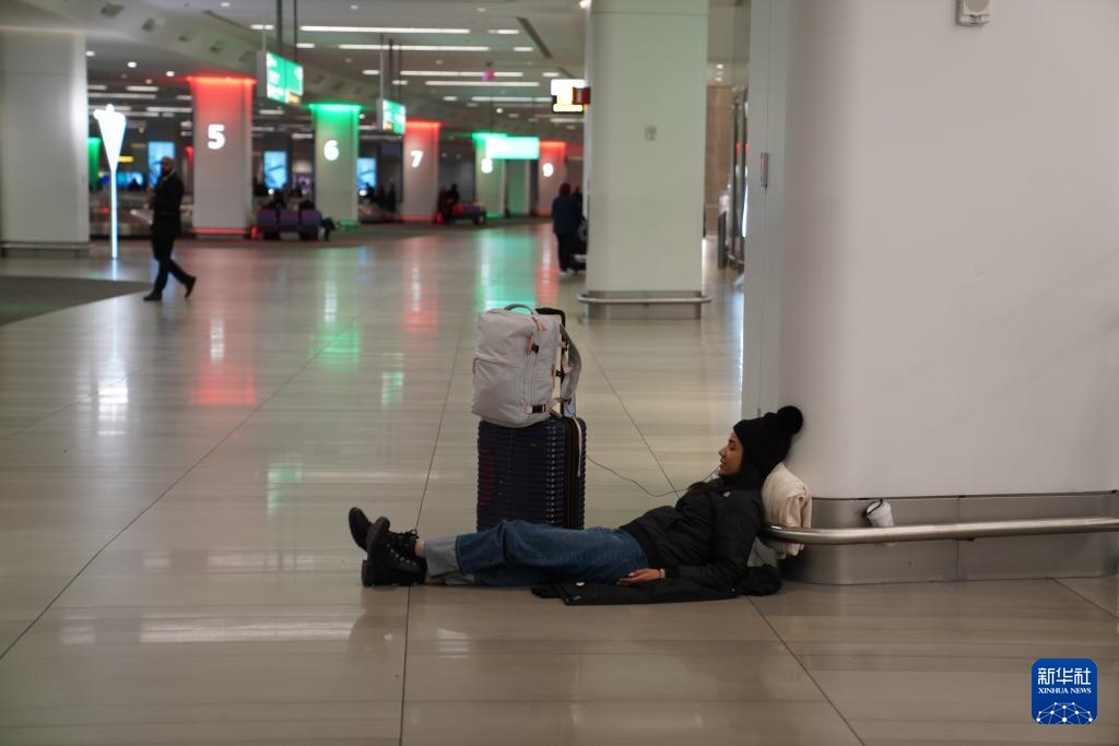 美国东北部大雪 数千航班取消或延误