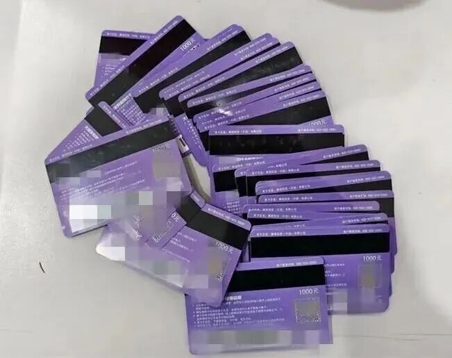 男子狂买40张购物卡,不停催促"快结账"! 超市员工越想越不对劲…