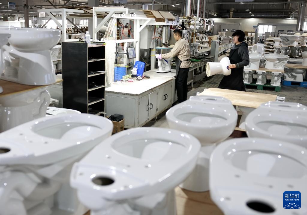 河北唐山海港：临港经济蓬勃发展