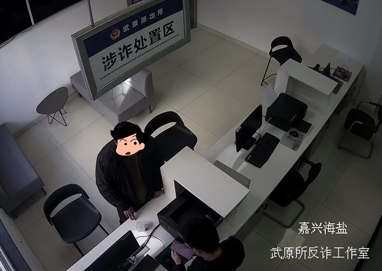 男子狂买40张购物卡！超市员工报警