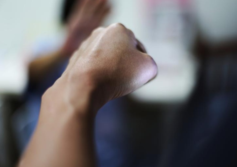 新加坡一男子看到前女友有新欢，暴怒殴打对方，被判监禁和鞭刑