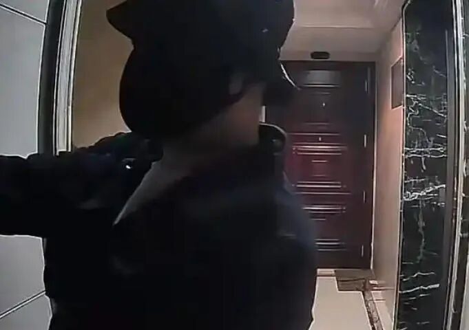 蒙面男子挨家挨户撬门！杭州警方通报