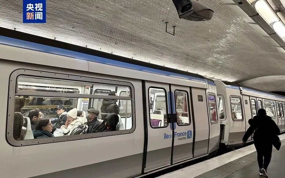 巴黎地铁发生持刀袭击，嫌疑人00年出生