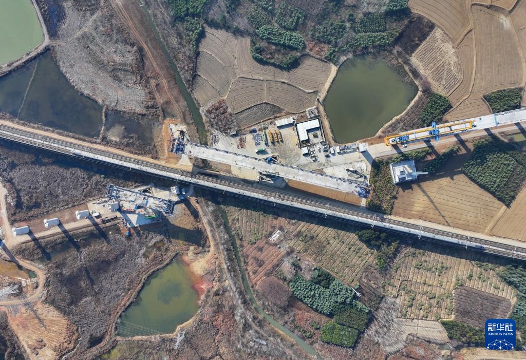 沪宁合高铁跨京沪高铁特大桥T构转体梁主体浇筑完成