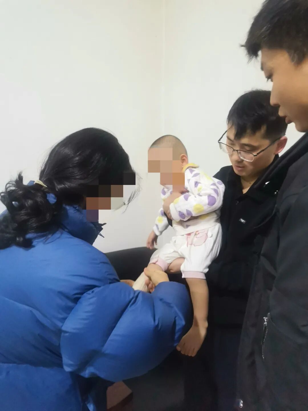 2岁“萌娃”溜出家门，一群“守护者”暖心接力……