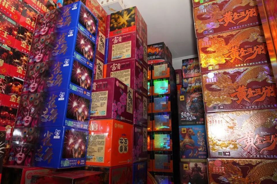 网约车司机涉嫌非法经营烟花爆竹2000余箱，被警方抓获