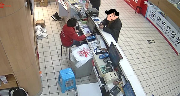 男子狂买40张购物卡,不停催促"快结账"! 超市员工越想越不对劲…