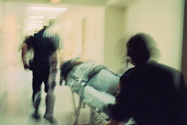 68岁老人跟团游猝死！1天内爬山购物、早出晚归…法院判了，网友吵翻