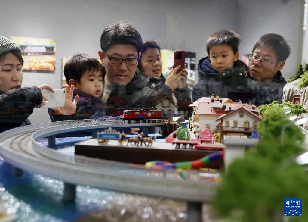 “铁路微缩世界”亮相上海市群艺馆