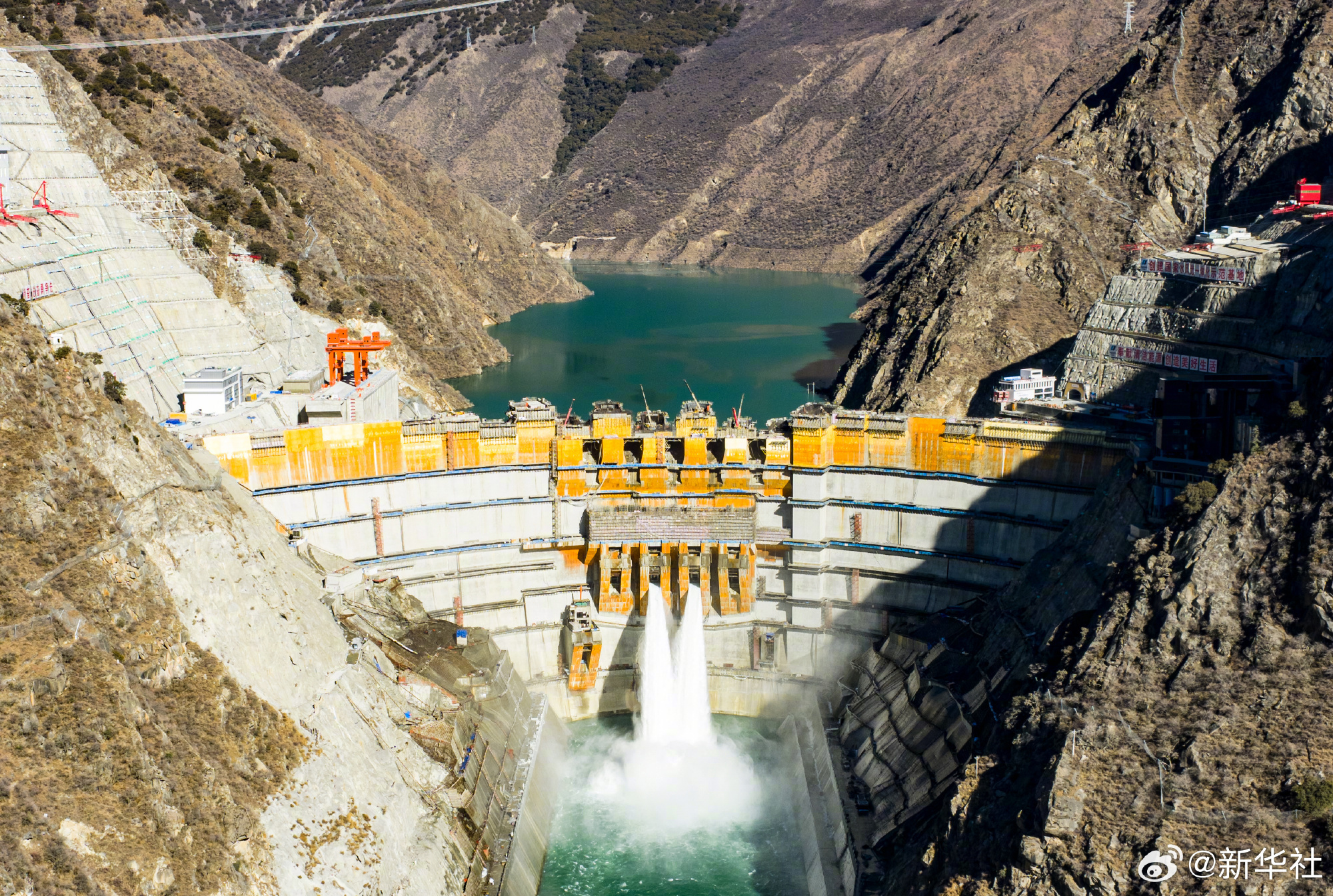 我国在建海拔最高双曲拱坝电站投产发电