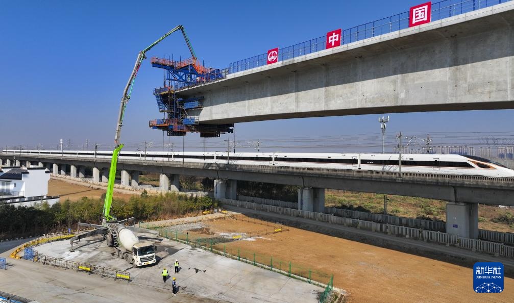 沪宁合高铁跨京沪高铁特大桥T构转体梁主体浇筑完成