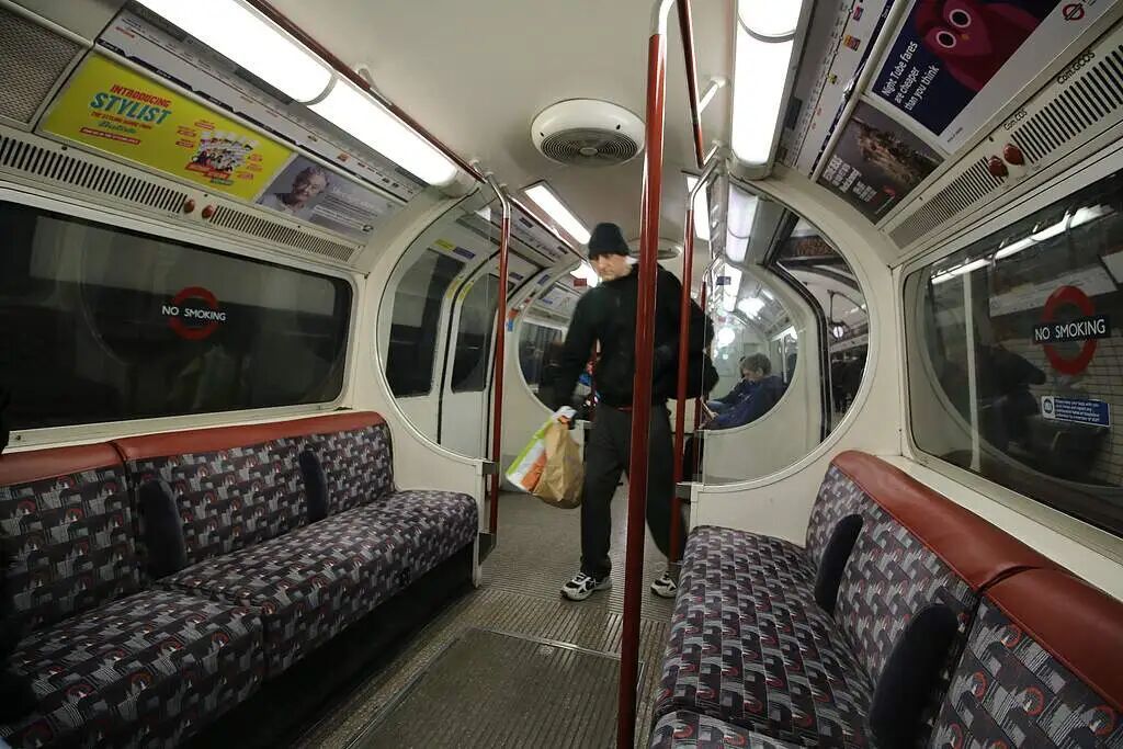 为什么只有地铁的座位是竖着的？