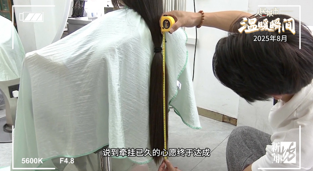 13岁女孩长发及膝，突然一刀剪断！原因保密多年……