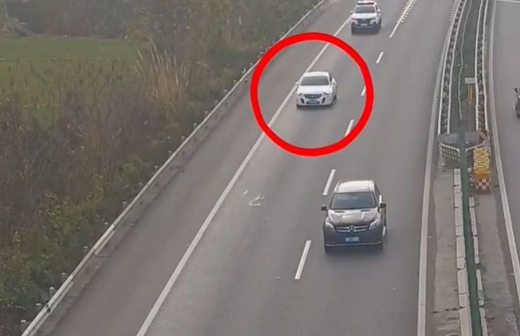 车辆失控狂奔90公里，高速交警紧急拦截